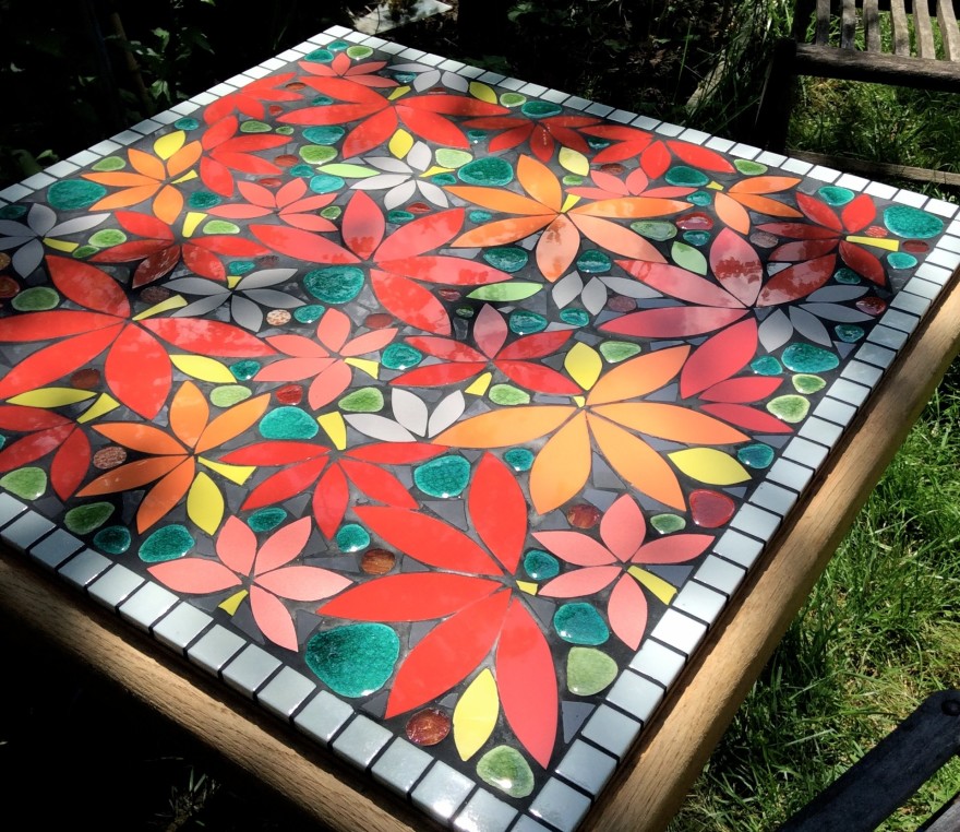 Table fleurs rouges